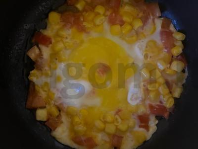 Kiaušinienė su pomidoru ir kukurūzais Žingsnis 5