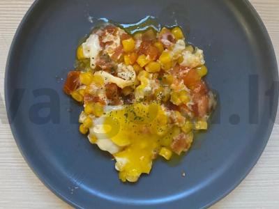 Kiaušinienė su pomidoru ir kukurūzais pagrindine nuotrauka