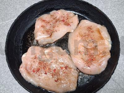 Vištienos krūtinėlės kepsniai su pupelėmis ir suluguni Žingsnis 4