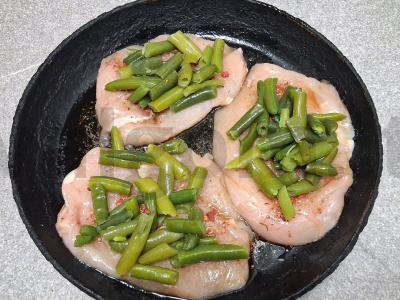 Vištienos krūtinėlės kepsniai su pupelėmis ir suluguni Žingsnis 5