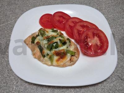 Vištienos krūtinėlės kepsniai su pupelėmis ir suluguni pagrindine nuotrauka