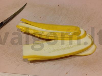 Aštrūs cukinijų ritinėliai Žingsnis 1