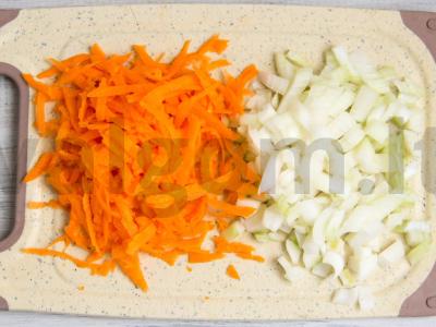 Konservuotų skumbrijų sriuba lėtoje viryklėje Žingsnis 1