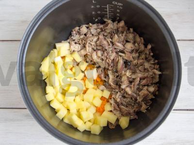 Konservuotų skumbrijų sriuba lėtoje viryklėje Žingsnis 5