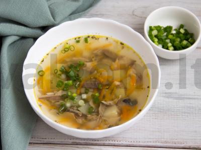 Konservuotų skumbrijų sriuba lėtoje viryklėje pagrindine nuotrauka