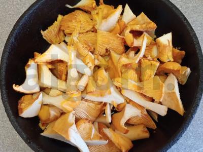 Spagečiai su voveraitėmis, troškintomis grietinėje Žingsnis 1