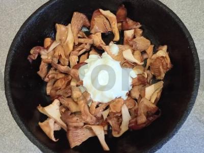 Spagečiai su voveraitėmis, troškintomis grietinėje Žingsnis 3