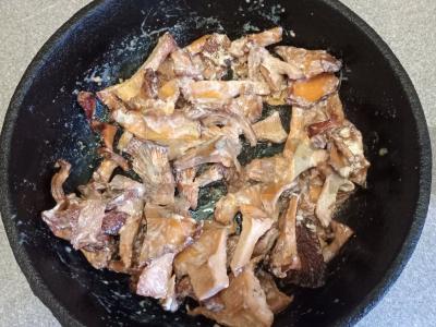 Spagečiai su voveraitėmis, troškintomis grietinėje Žingsnis 5