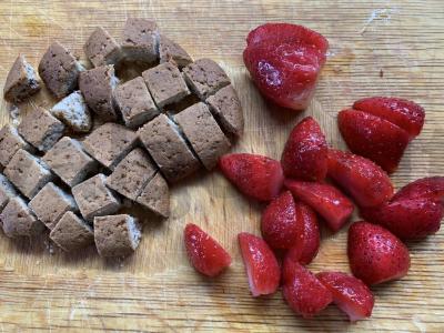 Desertas iš braškių, melionų, avižinių sausainių ir grietinėlės Žingsnis 4