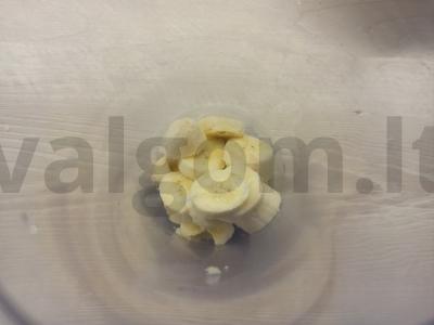 Pieninis kokteilis su bananais ir braškių sirupu Žingsnis 1