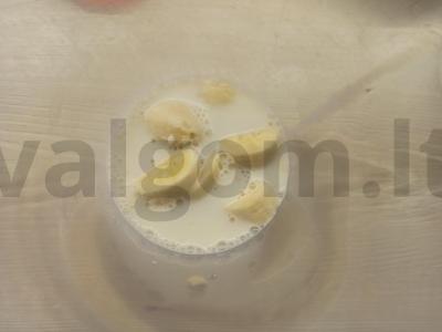 Pieninis kokteilis su bananais ir braškių sirupu Žingsnis 2