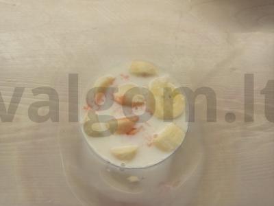 Pieninis kokteilis su bananais ir braškių sirupu Žingsnis 3