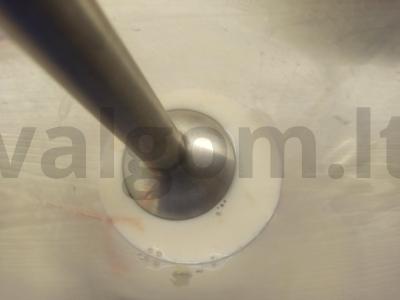 Pieninis kokteilis su bananais ir braškių sirupu Žingsnis 4