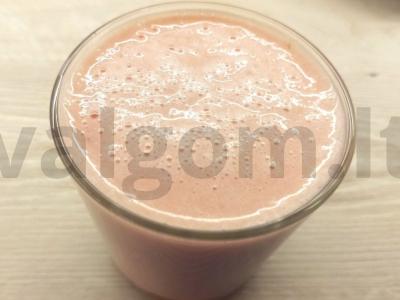 Pieninis kokteilis su bananais ir braškių sirupu pagrindine nuotrauka