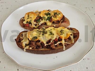 Tostai su faršu ir sūriu oro grilyje pagrindine nuotrauka