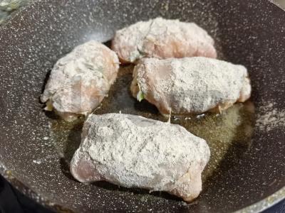 Vištienos ritinėliai su sūriu ir žolelėmis vakarienei Žingsnis 5