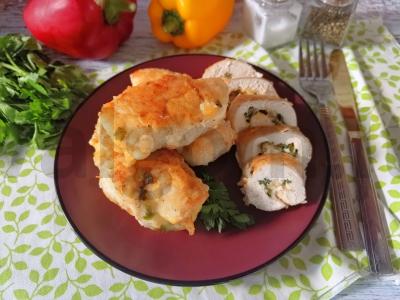 Vištienos ritinėliai su sūriu ir žolelėmis vakarienei pagrindine nuotrauka