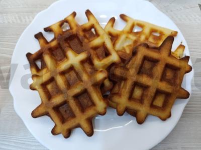 Vieniški vafliai su acidofiliu ir citrinos žievele pagrindine nuotrauka