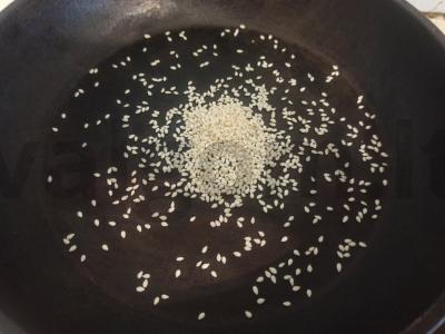 Pomidorų užkandis su grybais, sūriu ir sezamu Žingsnis 3