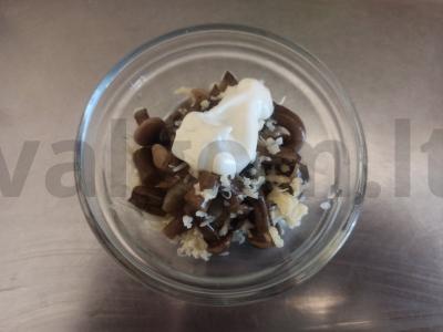 Pomidorų užkandis su grybais, sūriu ir sezamu Žingsnis 4