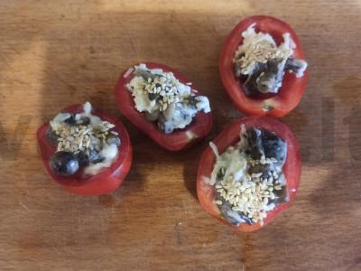 Pomidorų užkandis su grybais, sūriu ir sezamu Žingsnis 5