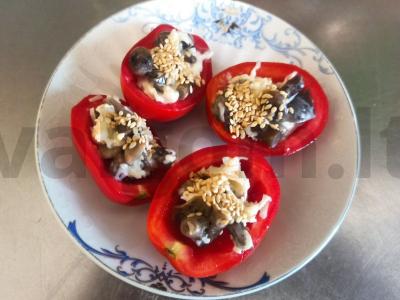 Pomidorų užkandis su grybais, sūriu ir sezamu pagrindine nuotrauka