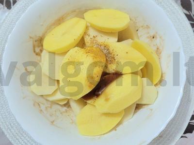 Sultingi vištienos šlaunelės granatų padaže su bulvėmis Žingsnis 3