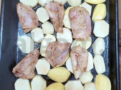 Sultingi vištienos šlaunelės granatų padaže su bulvėmis Žingsnis 4