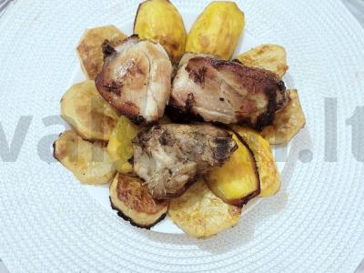 Sultingi vištienos šlaunelės granatų padaže su bulvėmis pagrindine nuotrauka