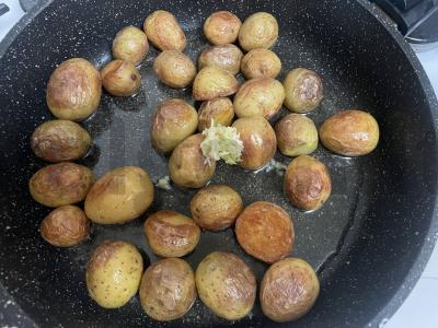 Mini bulvės su česnaku ir krapais Žingsnis 3