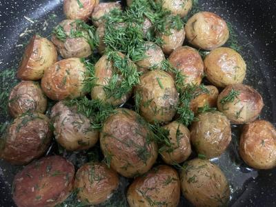 Mini bulvės su česnaku ir krapais pagrindine nuotrauka