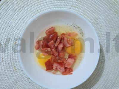 Originalus omletas ant tortilijos su kumpiu ir pomidoru Žingsnis 1