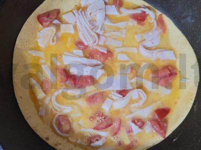 Originalus omletas ant tortilijos su kumpiu ir pomidoru Žingsnis 3