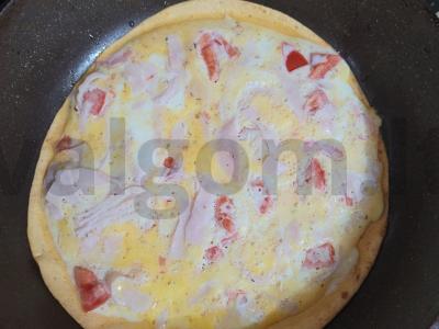 Originalus omletas ant tortilijos su kumpiu ir pomidoru Žingsnis 4