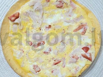 Originalus omletas ant tortilijos su kumpiu ir pomidoru pagrindine nuotrauka
