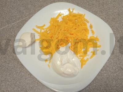 Kepintos vištienos šlaunelės su pomidorais ir sūriu Žingsnis 6