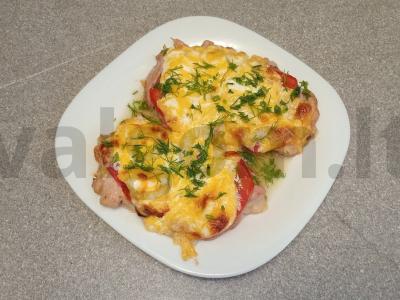 Kepintos vištienos šlaunelės su pomidorais ir sūriu pagrindine nuotrauka