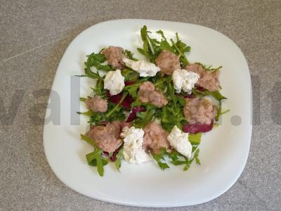 Salotos su tunu, varškės sūriu ir kiaušiniu Žingsnis 3