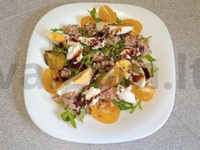 Salotos su tunu, varškės sūriu ir kiaušiniu pagrindine nuotrauka