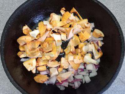 Spagečiai su voveraitėmis ir vištienos krūtinėle Žingsnis 1