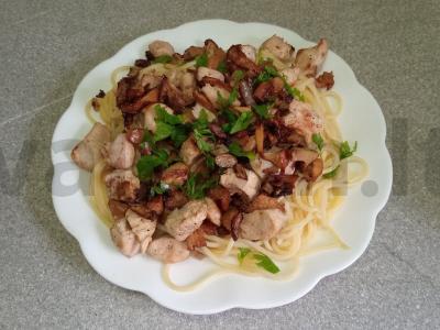 Spagečiai su voveraitėmis ir vištienos krūtinėle pagrindine nuotrauka