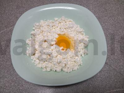 Varškės bandelės su dešra ir sūriu pusryčiams Žingsnis 1