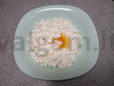 Varškės bandelės su dešra ir sūriu pusryčiams Žingsnis 2