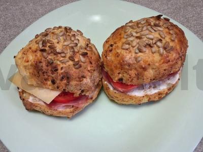 Varškės bandelės su dešra ir sūriu pusryčiams pagrindine nuotrauka