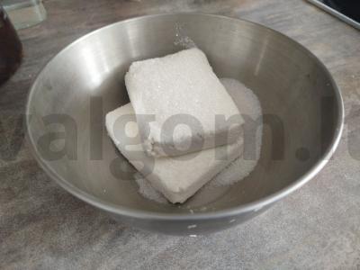 Varškėčiai su manų kruopomis pusryčiams Žingsnis 1