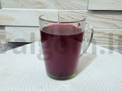 Vitamininis kompotas su šermukšniu, vyšniomis ir gervuogėmis pagrindine nuotrauka