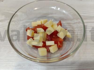 Užkandis ant traškučių su daržovėmis ir fuet dešra Žingsnis 1