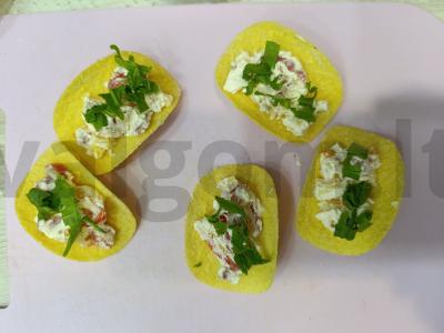 Užkandis ant traškučių su daržovėmis ir fuet dešra Žingsnis 5