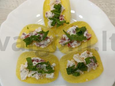 Užkandis ant traškučių su daržovėmis ir fuet dešra pagrindine nuotrauka