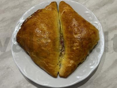 Sluoksniuoti trikampiai su dešra ir sūriu pagrindine nuotrauka